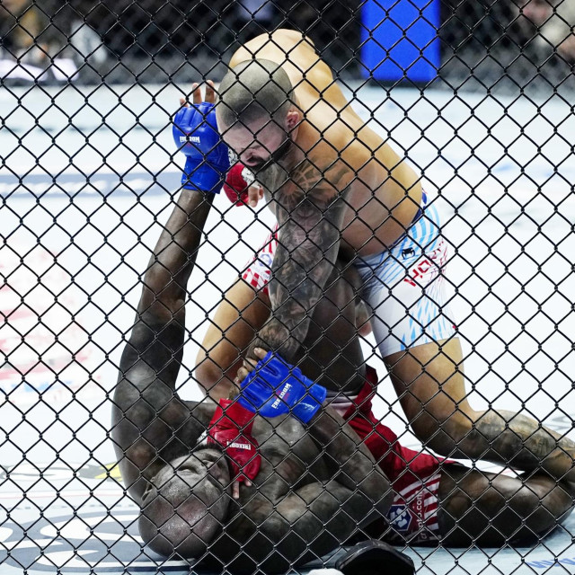 Josh Hokit i Derrick Lewis