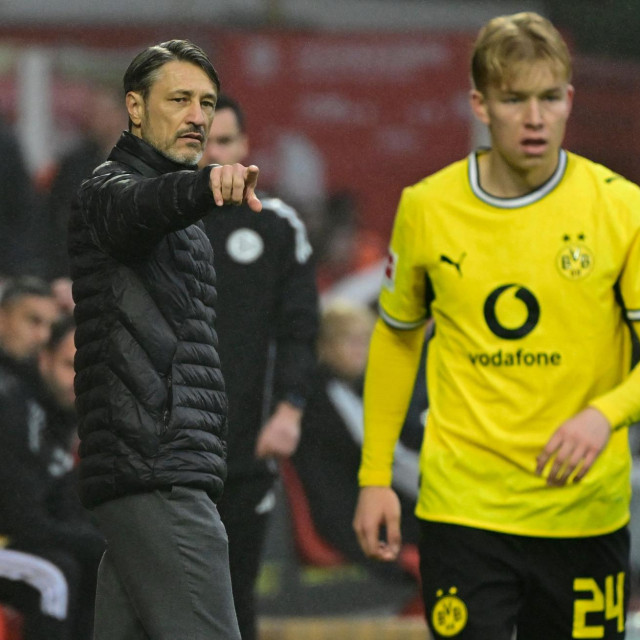 Niko Kovač daje upute igraču