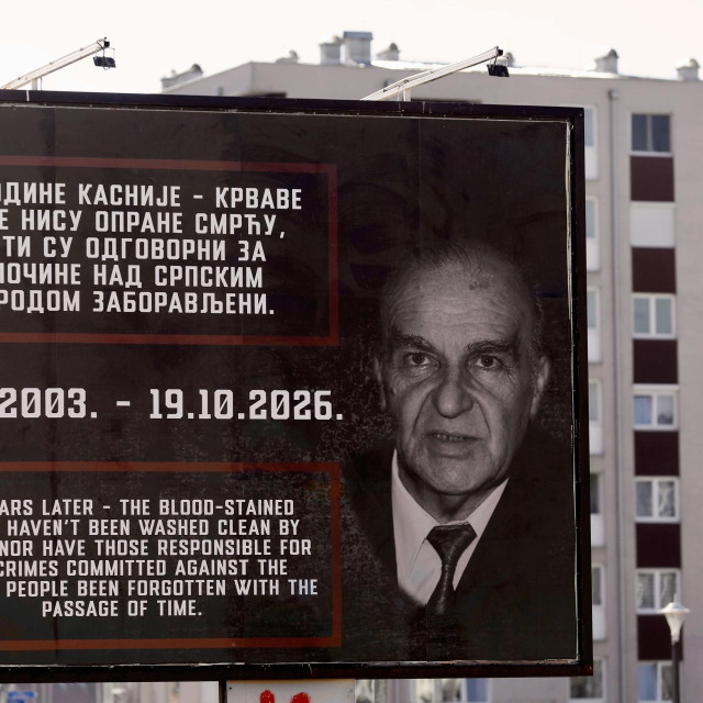 U Istočnom Sarajevu su na većem broju mjesta predviđenih za komercijalno oglašavanje izlijepljeni plakati na kojima se nekadašnjeg predsjednika Predsjedništva BiH Aliju Izetbegovića optuživalo za ratne zločine
