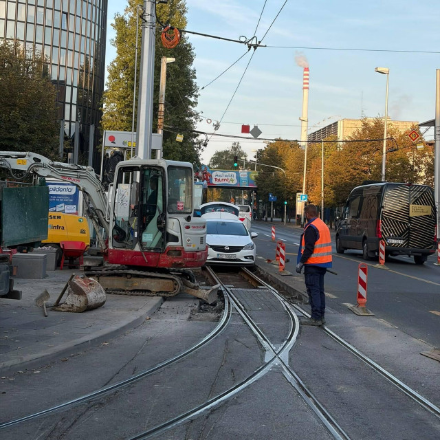 Auto upao u tramvajske tračnice kod Cibone