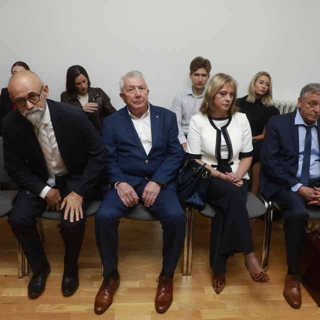 Zagreb, 210526.
Zupanijski sud.
Pocetak sudjenja osjeckim sucima za kazneno djelo protiv sluzbene duznosti - primanje mita i dr. Optuzeni Darko Kruslin i dr.
Na fotografiji: Darko Kruslin,Zvonko Vekic.