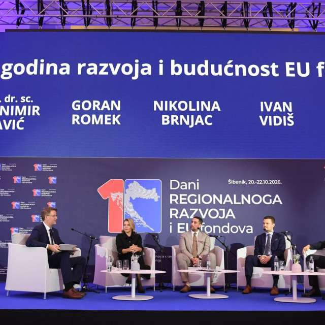 U sklopu 10. konferencije Dani regionalnoga razvoja i EU fondova 2026. održan je panel ‘Strateški okvir politike regionalnoga razvoja‘

Na fotografiji: Zvonimir Savić, posebni savjetnik predsjednika Vlade, Nikolina Brnjac, zastupnica u Europskom parlamentu, Goran Romek, državni tajnik (MINGO), Ivan Vidiš, drzavni tajnik (MROSP), Domagoj Mikulić, državni tajnik (MRRFEU)