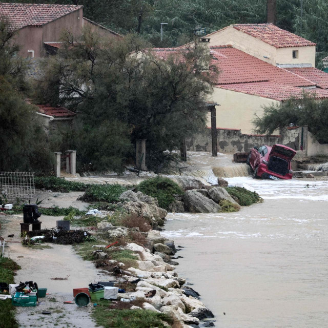 Oštećeni automobil u poplavljenom području općine Saint-Mitre-les-Remparts nedaleko od Marseillea na jugoistoku Francuske nakon snažnog nevremena 20. listopada 2026. godine