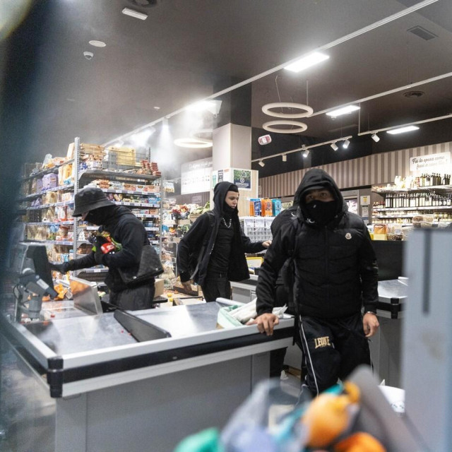 Izgrednici poharali trgovinu Carrefoura