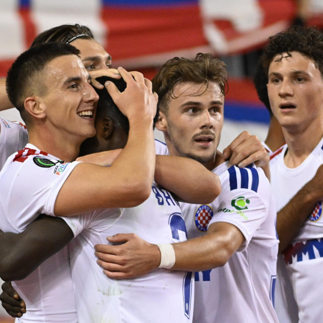 Nogometaši Hajduka u proslavi pogotka