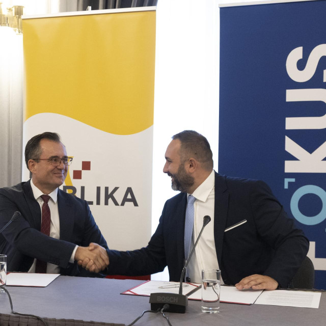 Konvencija ujedinjenja stranaka FOKUS i Republika s potpisivanjem Sporazuma o ujedinjenju stranaka.
Na fotografiji: Damir Vanđelić, Gabriel Deak
 