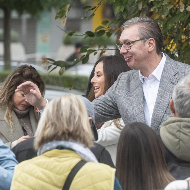 Bivši predsjednik Srbije Aleksandar Vučić sa svojom suprugom Tamarom u redu za glasanje