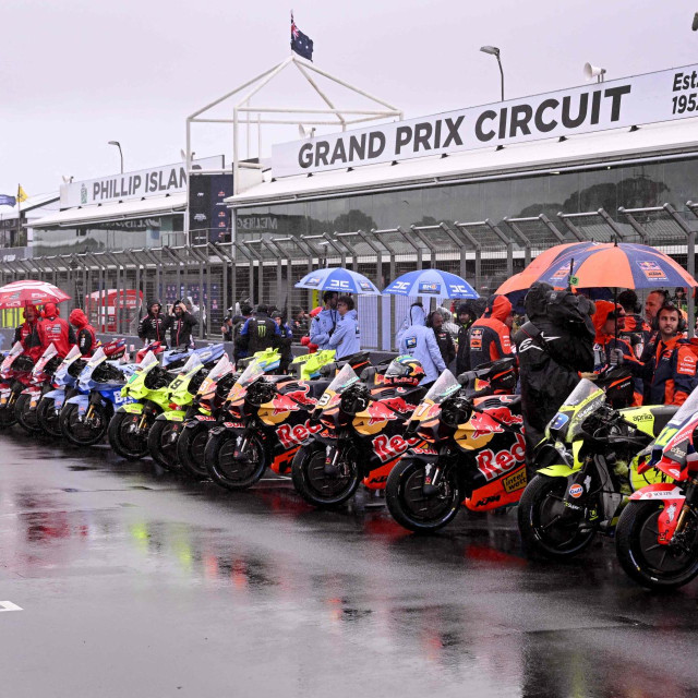 Motocikli Moto GP-a poredani nakon oproštajnog kruga, nakon otkazivanja posljednje Velike nagrade Australije koja se održavala na Phillip Islandu