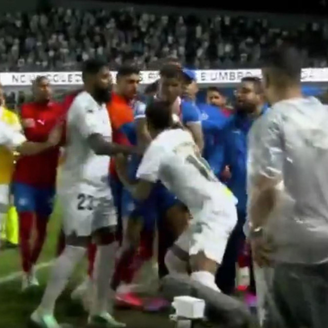Neymar u okršaju s protivničkim igračima