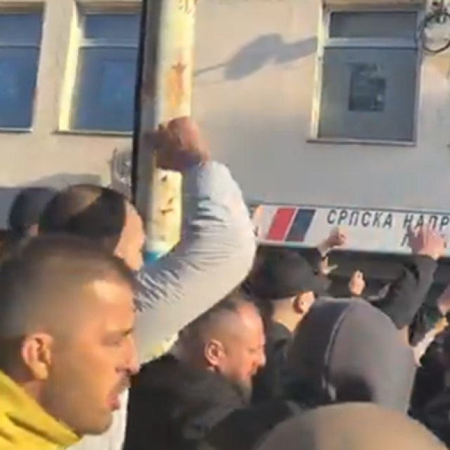 Napetost u Lazarevcu ispred prostorija SNS-a