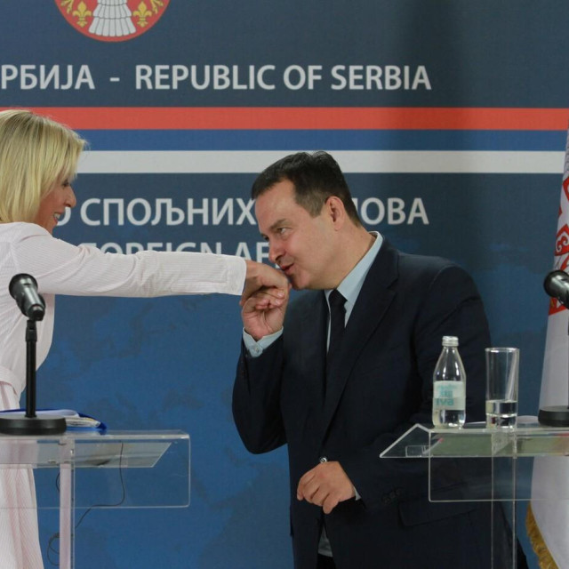 Ivica Dačić ljubi ruku Mariji Zaharovoj