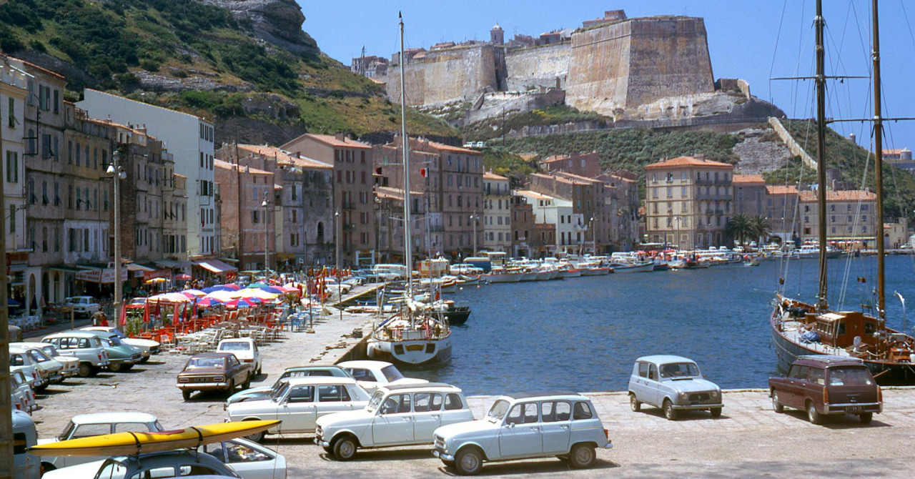 Godina je bila 1972. Ljeto je trajalo beskonačno, slušale su se ploče, zaljubljivalo se, gledao tv u boji...