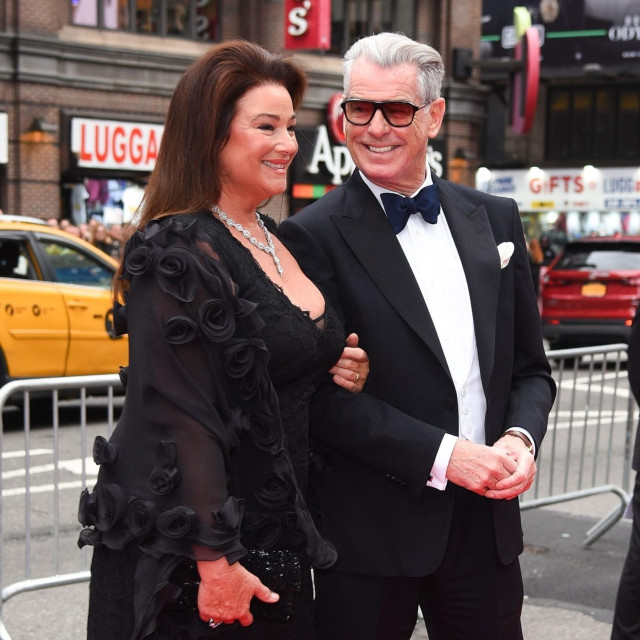 Pierce Brosnan i Keely Shaye Smith