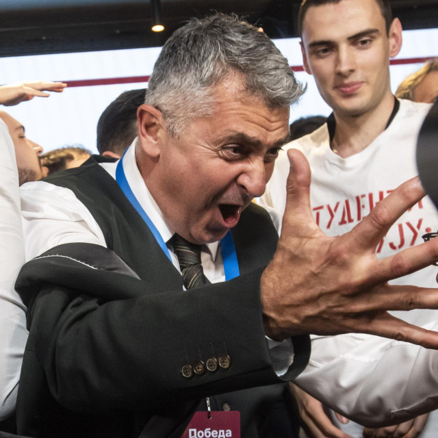 Ilija Srdanović slavi nakon pobjede na prijevremenim parlamentarnim izborima u Srbiji