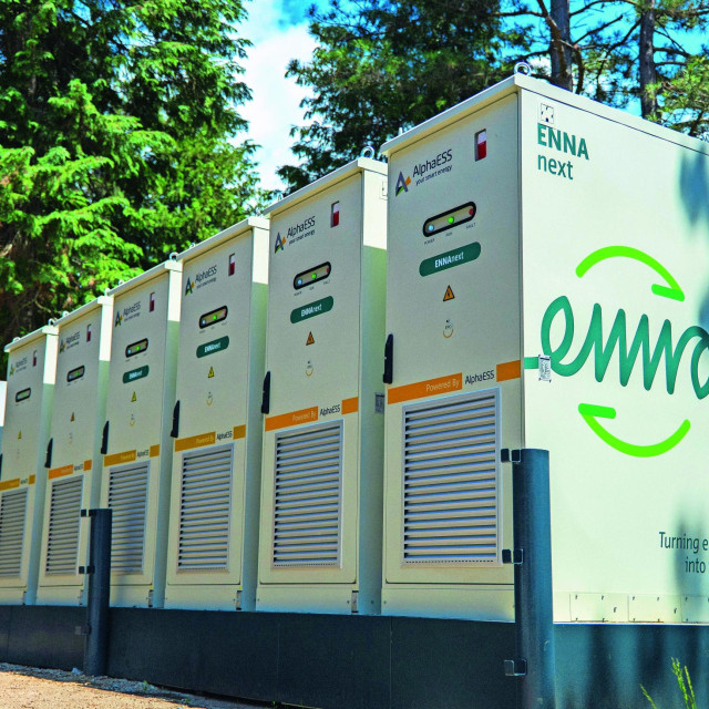 Nedaleko od Koprivnice ENNA Next instalirala je baterijski sustav snage 9030 kW i kapaciteta 33.866 kWh, a u Sv. Ivanu Zelini u pogon je pušten baterijski sustav instalirane snage 750 kW i kapaciteta 1566 kWh, povezan s EMS platformom za napredno