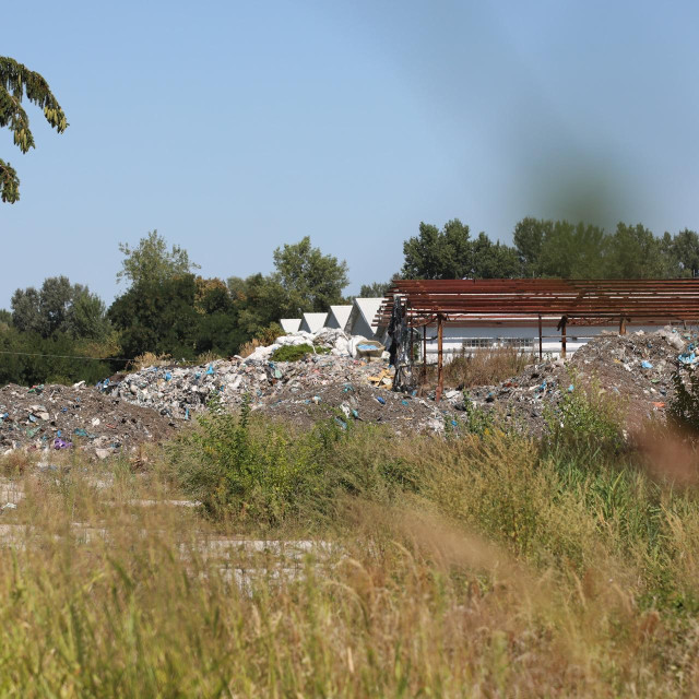 Smece nagomilano u krugu bivse tvornice Mundus
 