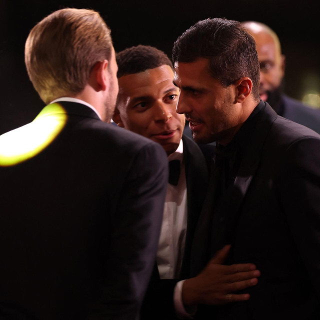 Kylian Mbappe u razgovoru s Harryjem Kaneom i Rodrijem