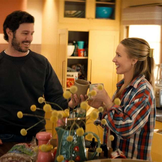 Noah (Adam Brody) i Joanne (Kristen Bell) počinju zajedno živjeti. 
