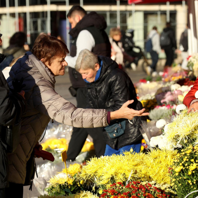 Prodaja cvijeća i lampiona uoči blagdana Svih svetih na Trgu bana Josipa Jelačića