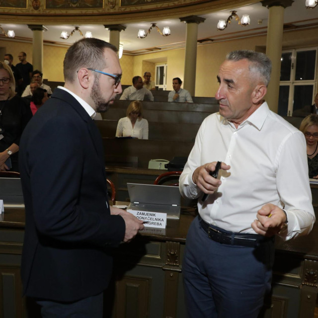 Vladimir Iviček u Gradskoj skupštini, desno