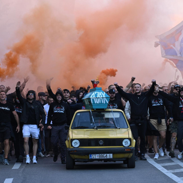 Split, 151026.
Korteo Torcide gradskim ulicama prije utakmice Hajduk - Ajax u Konferencijskoj ligi.