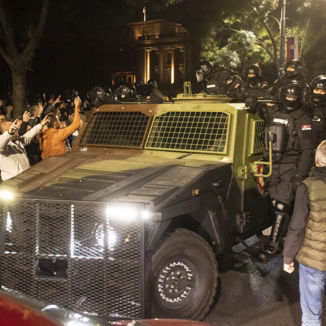 Trenutak kada policija napušta Ćacilend