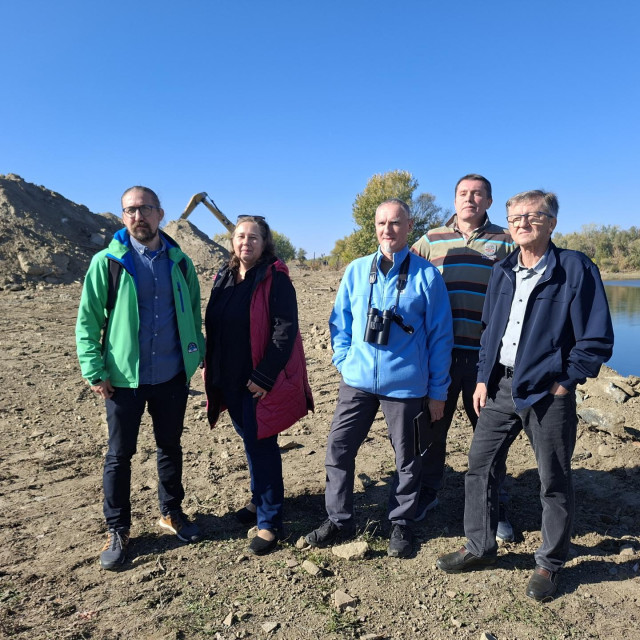 Konferencija za medije građanske inicijative ‘‘Za zeleni Pampas‘‘ koja se protivi betonizaciji desne obale Drave u Osijeku.
Na fotografiji: Mirko Andrić, Kristinka Baglama, Tibor Mikuška, Siniša Turković i Željko Rakitić.