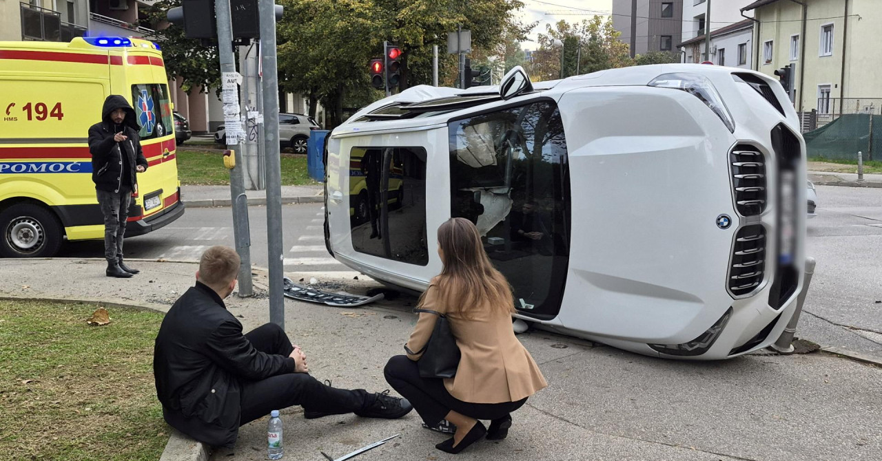 FOTO Strašan sudar jutros u Zagrebu, BMW ostao na boku, stigla je i Hitna pomoć