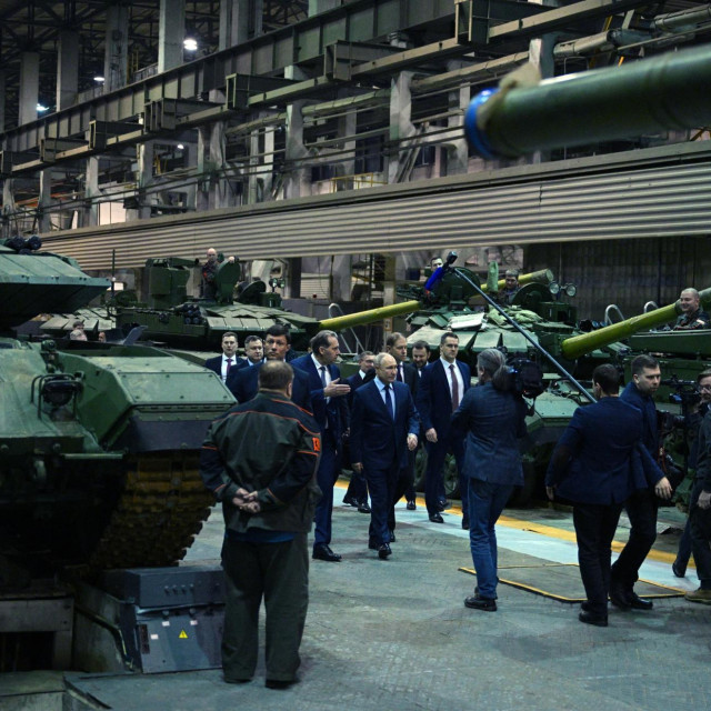 Ruski predsjednik Vladimir Putin u obilasku tvornice oružja