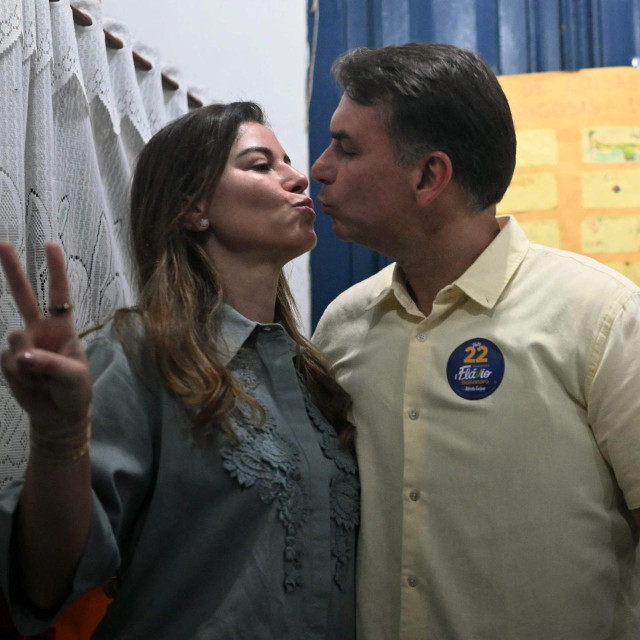 Flavio Bolsonaro sa suprugom Fernandom na dan izbora