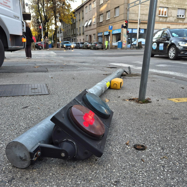 Ovako je izgledao semafor za pješake nakon što je na njega naletjelo dostavno vozilo