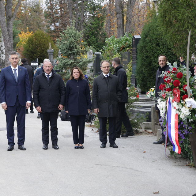 U prigodi obilježavanja blagdana Svih svetih i Dušnog dana, predsjednik Vlade Andrej Plenković predvodio je izaslanstvo Vlade te su na Gradskom groblju Mirogoj položili vijence i upalili svijeće.